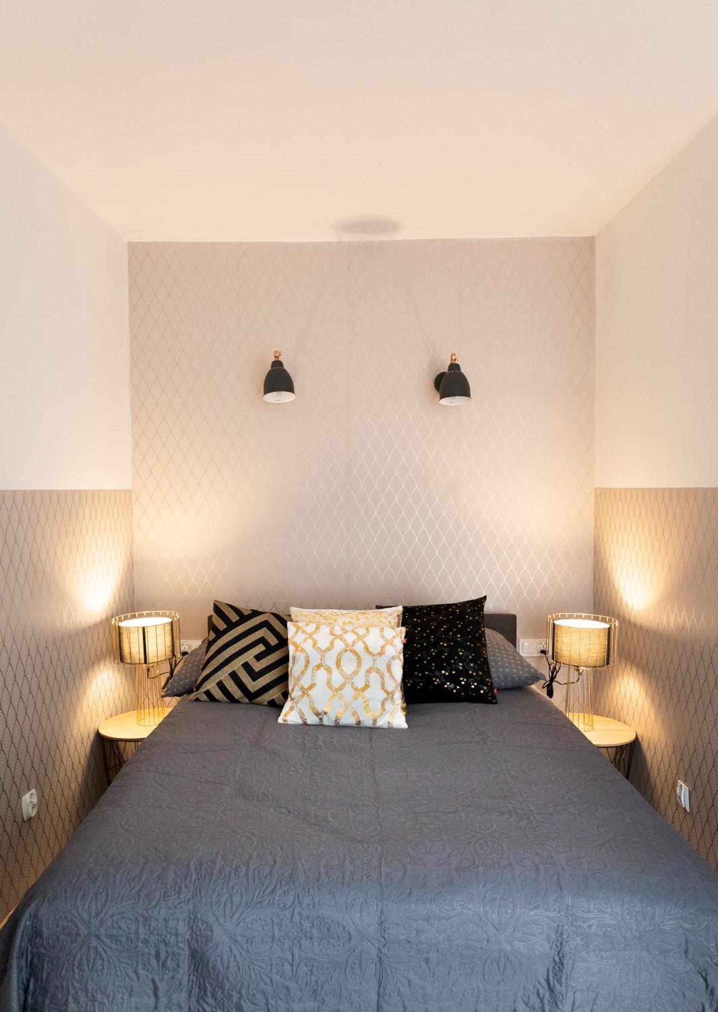 Clicktheflat Zurawia Street
